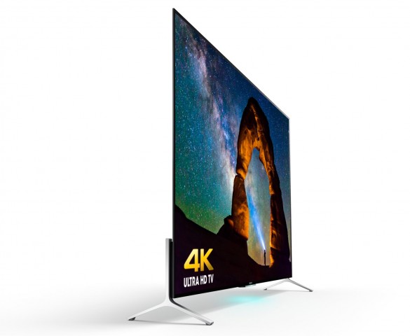 Sonys neue Fernsehgeräte-Generation ist dünner als so manches Smartphone. Im unteren Bereich ist der Fernseher aber der Anschlüsse wegen dick. (Bild: Sony)